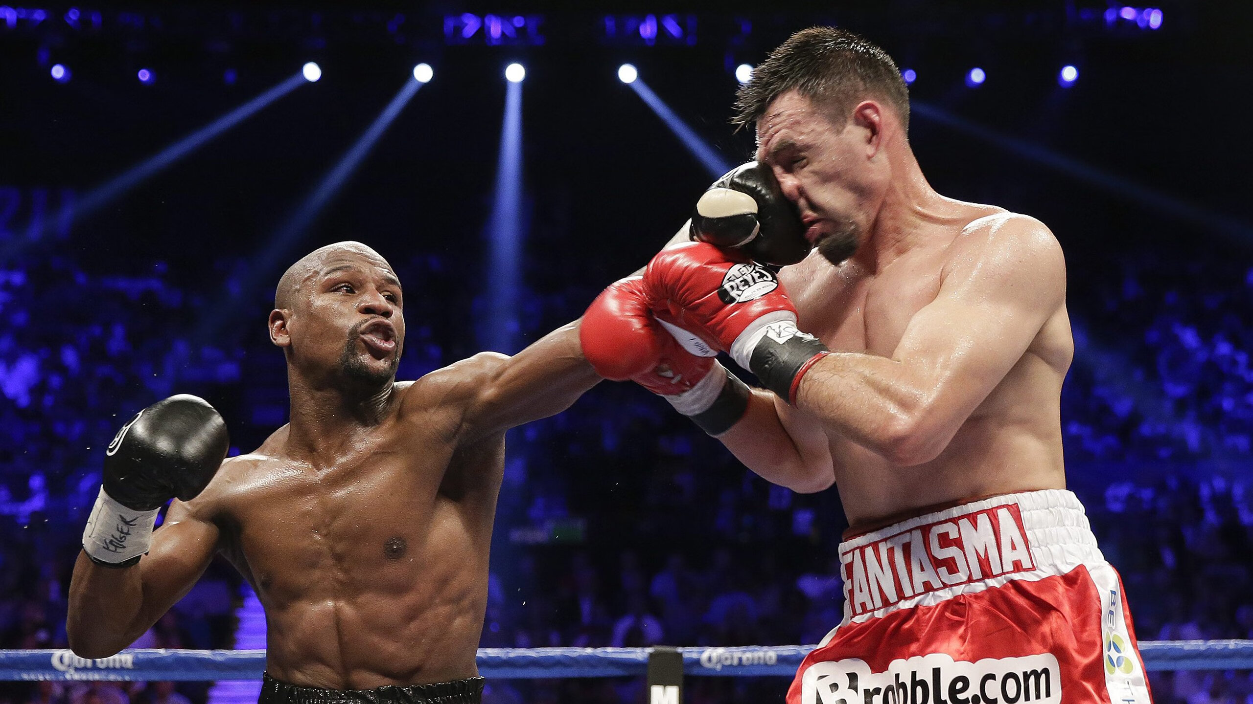 东契奇对决库里控卫之争再起，库里与东契奇拥抱照片